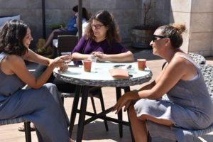 בלוגריות מקומיות נהנות מהחיים