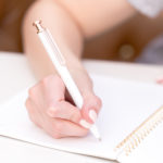 אז מה עדיף – כתיבה במקלדת או כתיבה ביד?